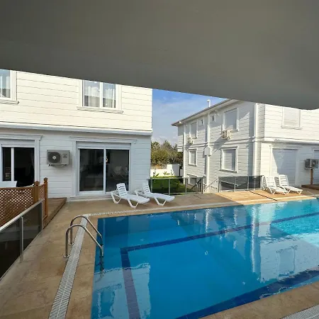 Doga Icinde Hamam Ve Havuzlu Luex