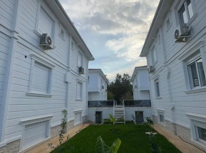 Villa Doga Icinde Hamam Ve Havuzlu Luex